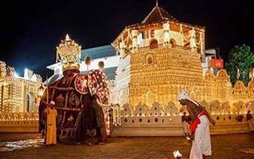 Kandy Temple of the Tooth Relic Sri Lanka tour